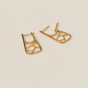Gold-plated geometric small hoop huggie style earrings